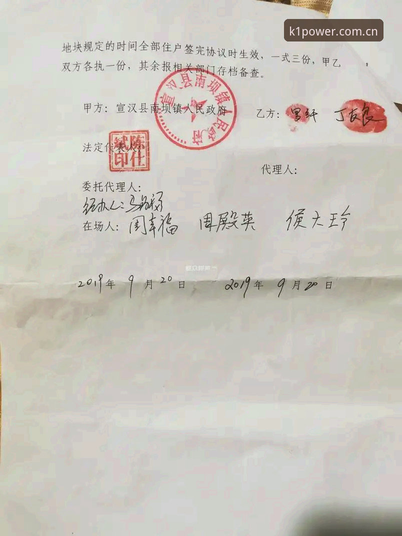 127天，13份到期合同，3个首轮签的支配权。这是雷霆总经理萨姆·普雷斯蒂在赛季媒体见面会上甩出的底牌，比西部决赛抢七输给马刺那场比赛本身更值得琢磨。我周一晚上蹲在手机前，一边刷着官网版K1直播软件看赛后分析，一边算着雷霆这盘棋怎么走——你要是也关注选秀行情，就知道2026年这批新秀的质量摸不清底，手握12号签、17号签和次轮37号签的雷霆，真正的赌注不在选谁，而在怎么换。